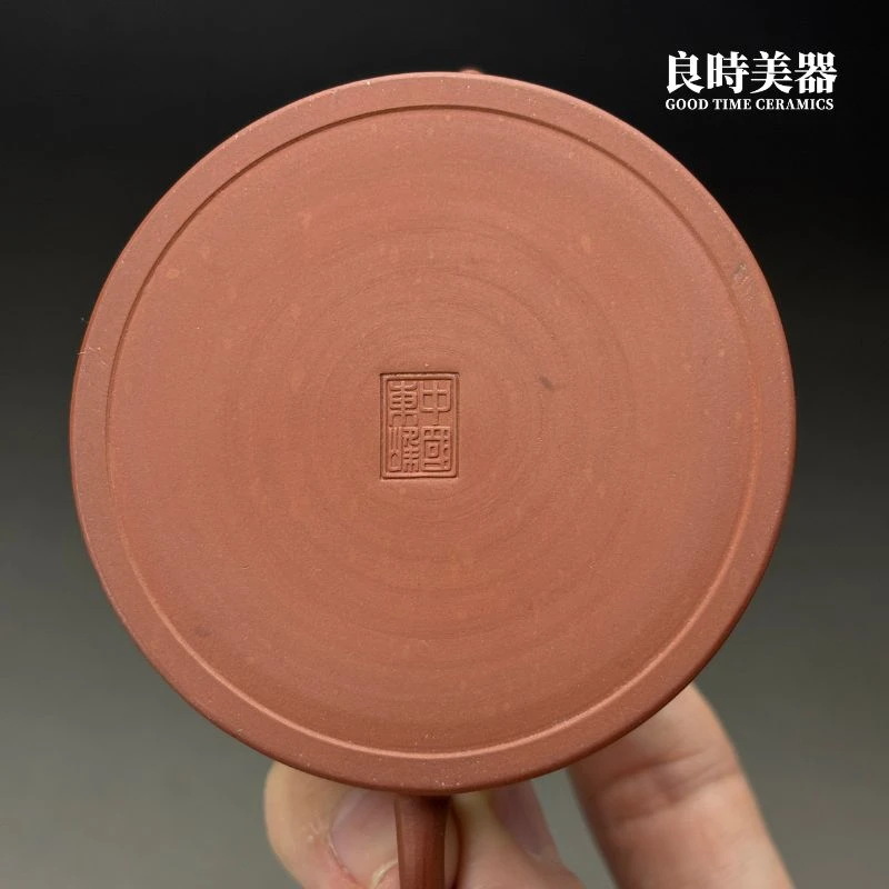 東峰早期手拉坯朱泥壺-底部落款
