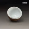 許旭倫老師手作茶杯細節-hsu-1-33外側礁岩紋理與內部汝窯開片特寫