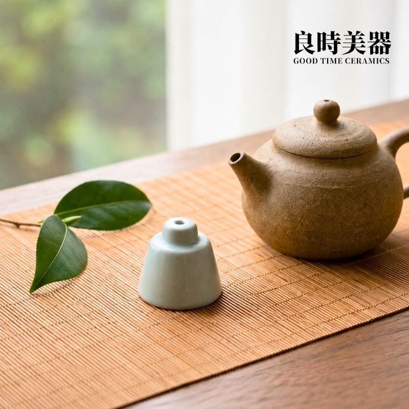 良時美器茶道具選物-天青汝窯蓋置與茶壺茶席情境照