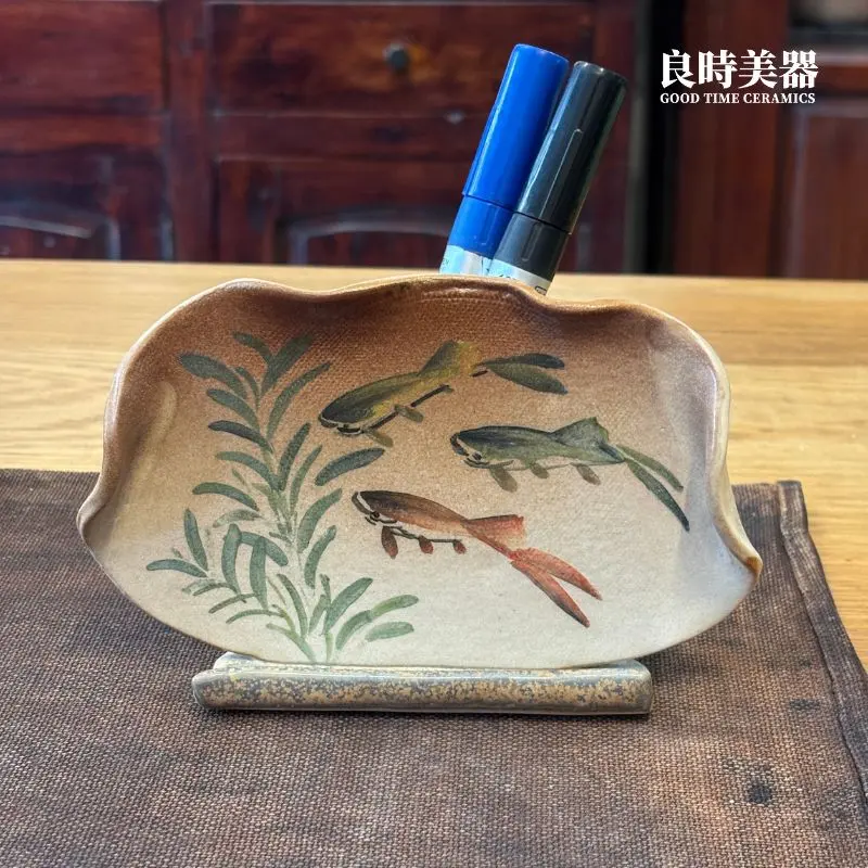手繪金魚圖樣細節-職人彩繪水草紋路-原創手工陶瓷工藝-商務送禮