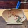 手繪紅梅圖樣細節-職人彩繪老梅枝幹-原創手工陶瓷工藝-商務送禮