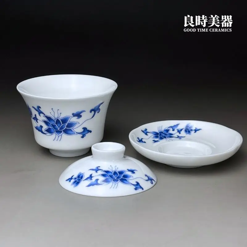 台灣製造傳統青花瓷蓋碗功夫茶具特寫