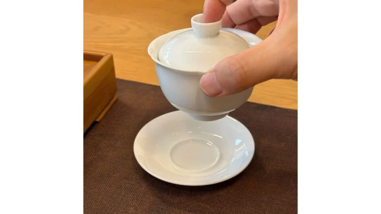 【蓋碗泡茶指南】白瓷蓋碗 vs. 玻璃蓋碗怎麼選?解析不燙手與鎖住茶香的關鍵 3 雲朵蓋碗 1