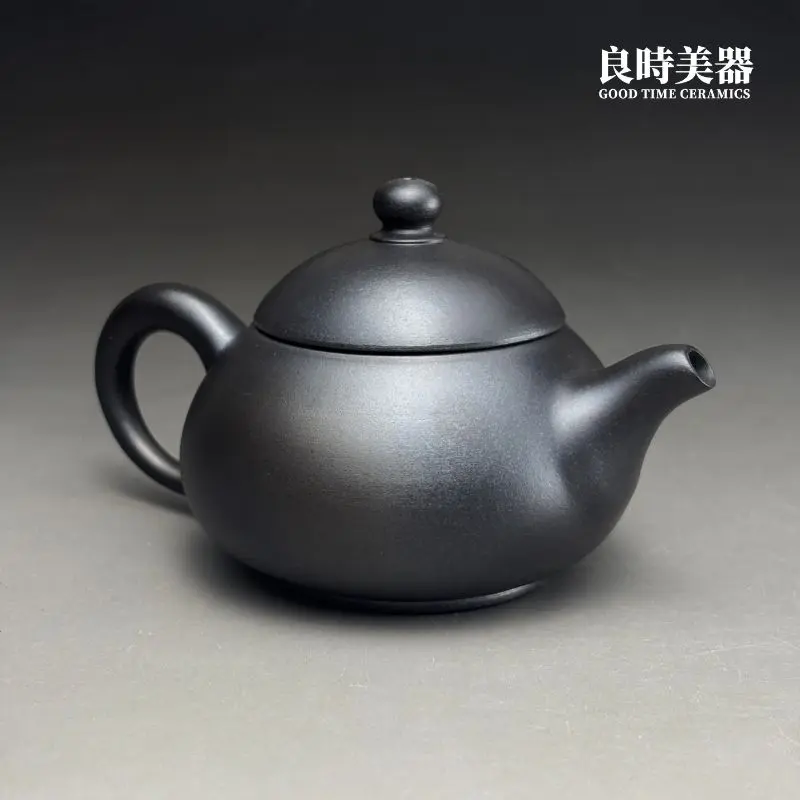 台灣茶具-林永裕手作煙燻黑金茶壺煙燻痕跡與半手工直流壺嘴特寫