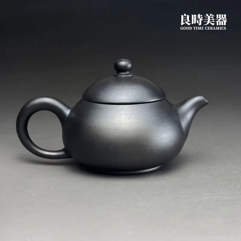 台灣茶器推薦-林永裕手作煙燻黑金茶壺半手工圓潤把手與背面細節
