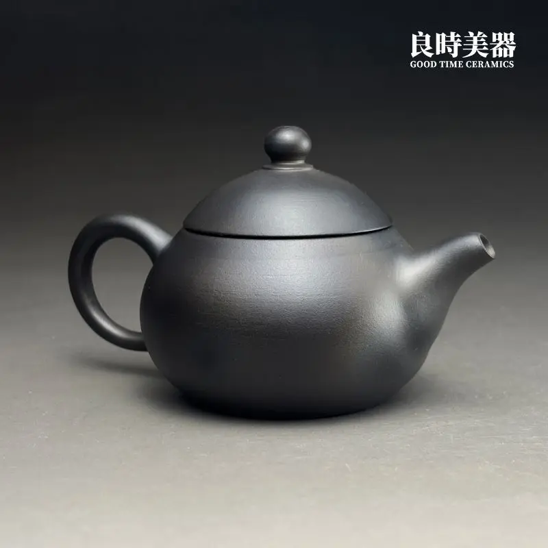 台灣茶器推薦-林永裕手作煙燻黑金茶壺半手工圓潤把手與背面細節