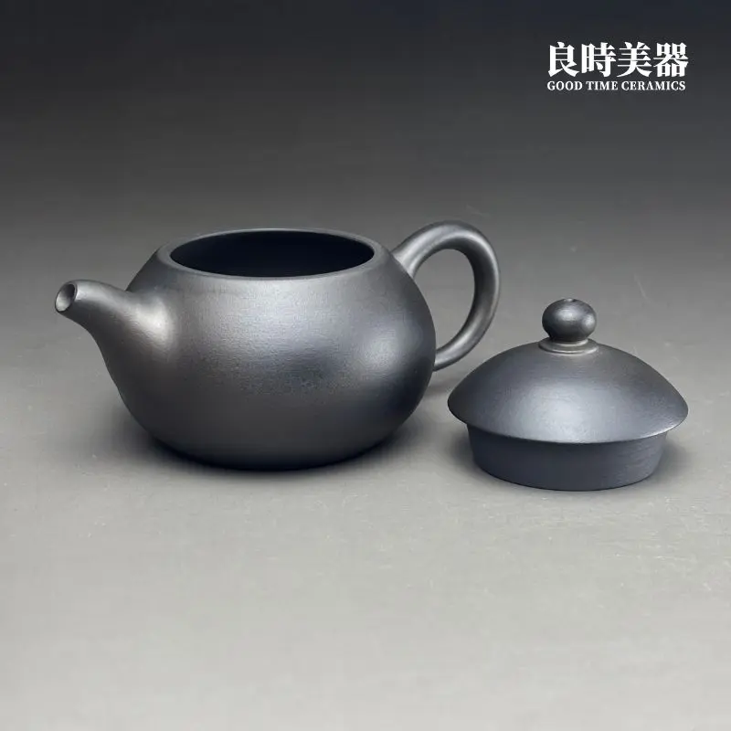 台灣茶具-林永裕手作煙燻黑金茶壺圓拱鈕蓋與氣孔局部特寫