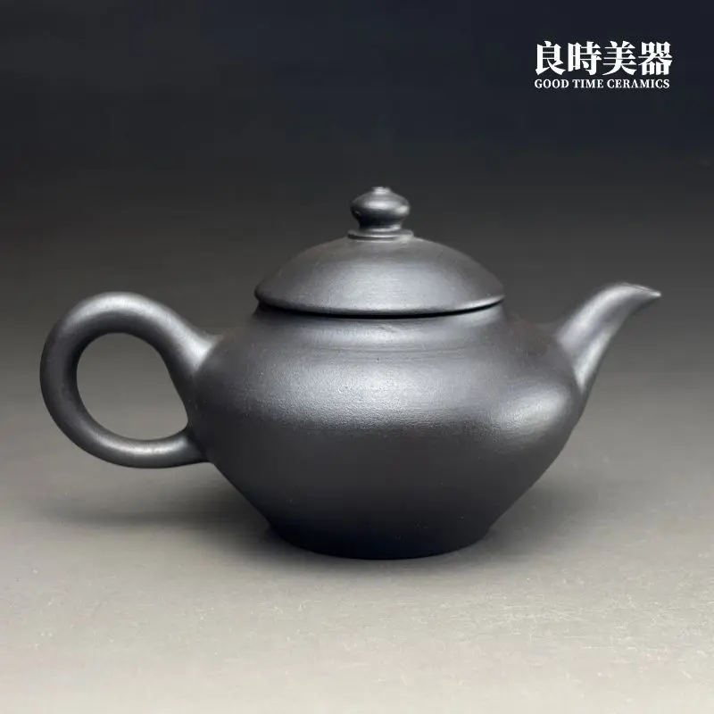 台灣茶具-林永裕手作煙燻黑金茶壺煙燻痕跡與半手工直流壺嘴特寫
