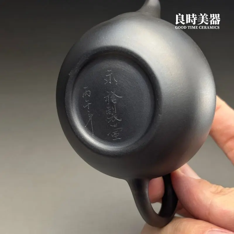 T-LYUB-5 (2) 高端台灣茶器-林永裕手作煙燻黑金龍蛋壺底足圈足與職人落款款識