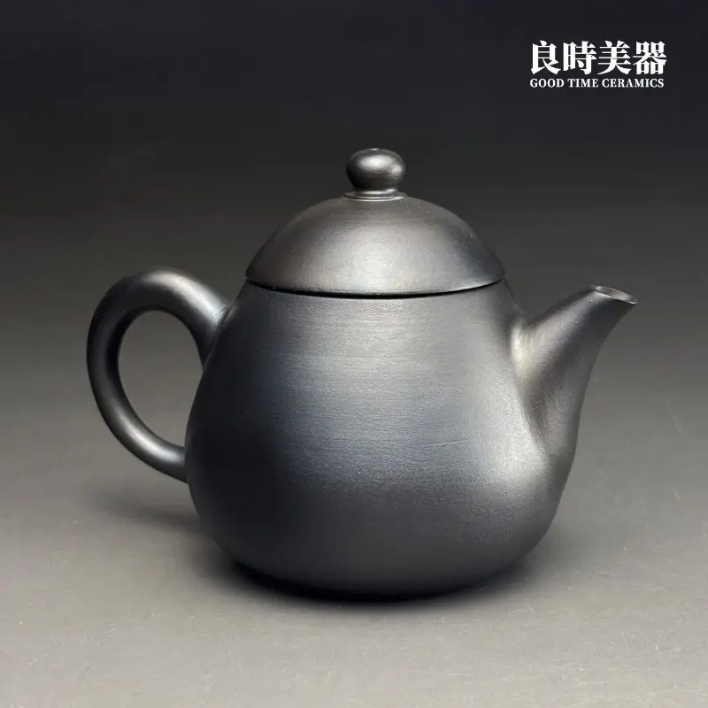 T-LYUB-5 (5) 台灣茶具-林永裕手作煙燻黑金龍蛋壺煙燻痕跡與半手工直流壺嘴特寫