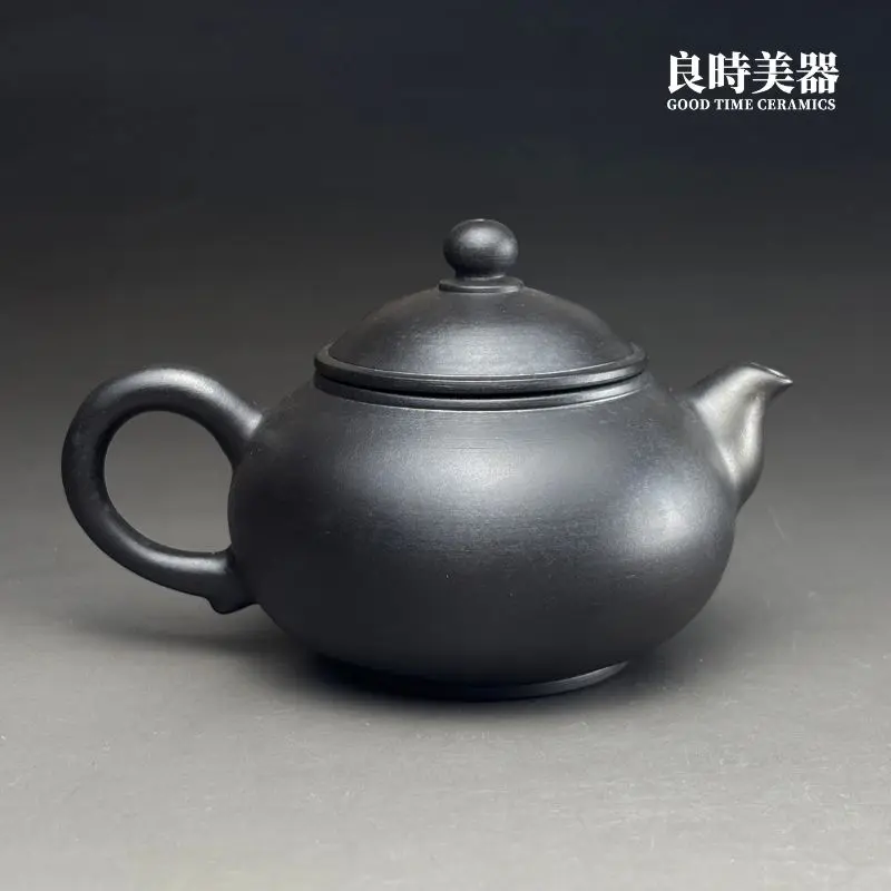 台灣茶具-林永裕手作煙燻黑金西施壺圓拱鈕蓋與氣孔局部特寫