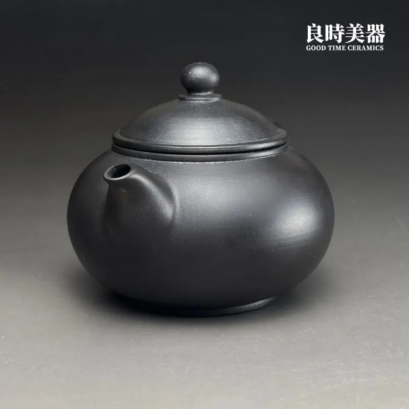 台灣茶具-林永裕手作煙燻黑金西施壺煙燻痕跡與微仰一彎壺嘴特寫