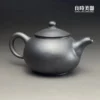 台灣茶器推薦-林永裕手作煙燻黑金仿鼓壺寬大環形把手與背面細節
