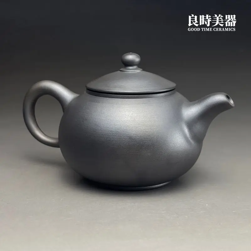 台灣茶器推薦-林永裕手作煙燻黑金仿鼓壺寬大環形把手與背面細節