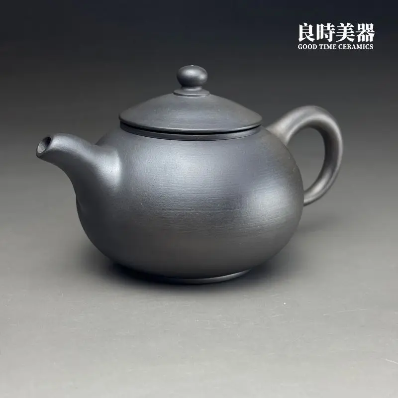 台灣茶具-林永裕手作煙燻黑金仿鼓壺煙燻痕跡與直流壺嘴特寫