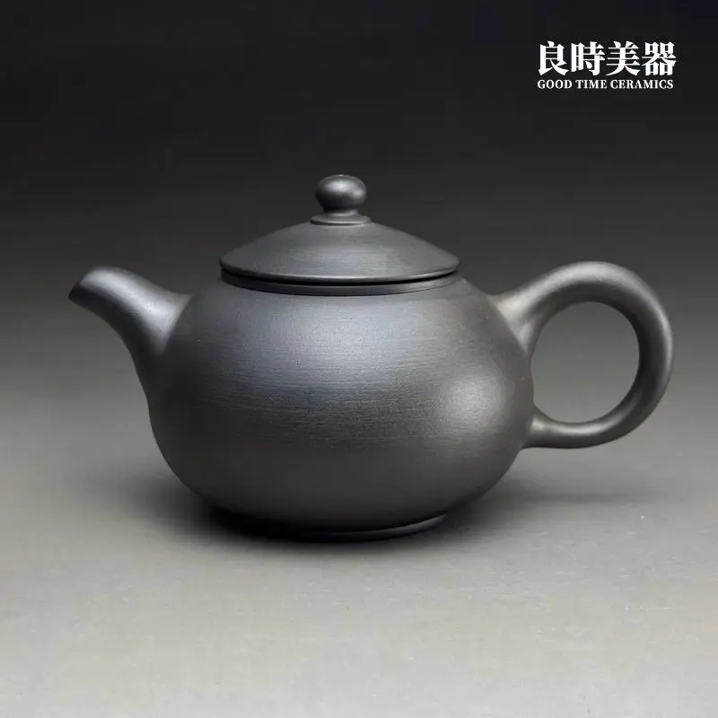 台灣茶具-林永裕手作煙燻黑金仿鼓壺-T-LYUB-7正面外觀與大口壓蓋設計