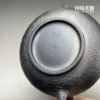 高端台灣茶器-林永裕手作煙燻黑金岩肌仿鼓壺圈足底足與林永裕、乙巳冬月落款款識