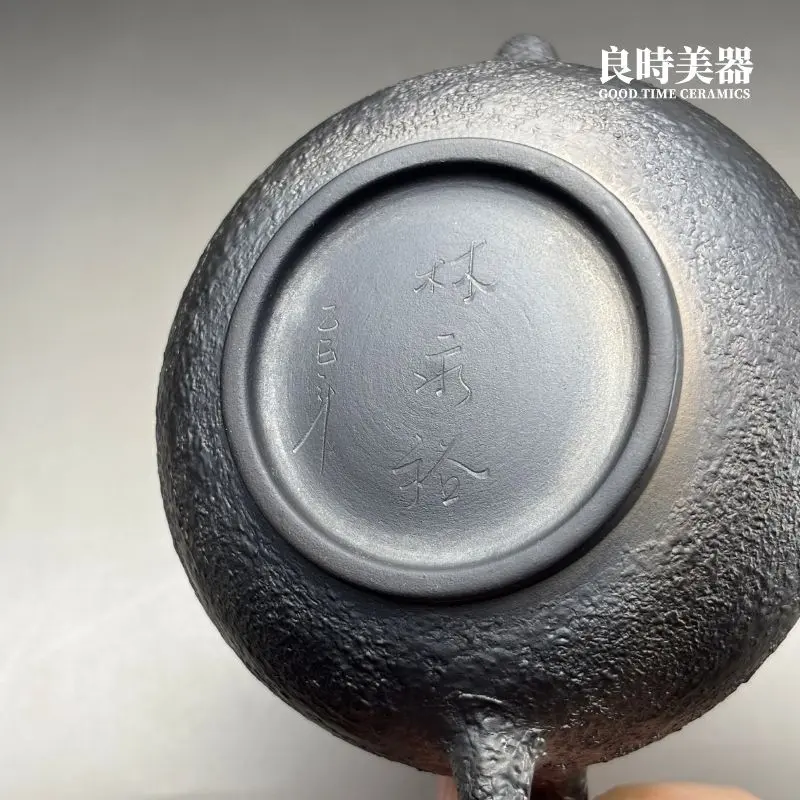 高端台灣茶器-林永裕手作煙燻黑金岩肌仿鼓壺圈足底足與林永裕、乙巳冬月落款款識