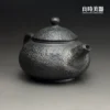 台灣茶具-林永裕手作煙燻黑金岩肌仿鼓壺煙燻痕跡與直流短嘴側面特寫