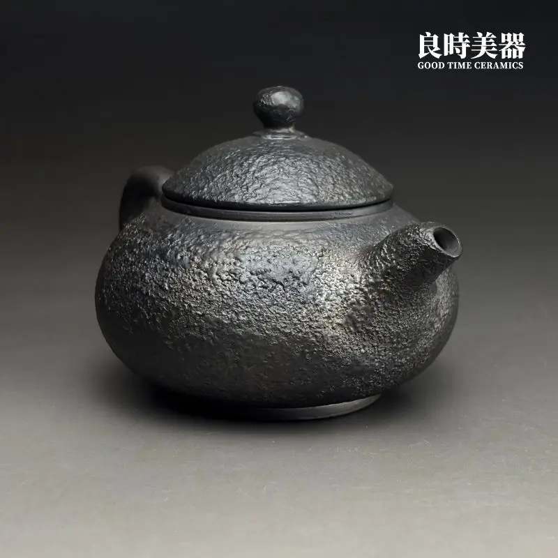 台灣茶具-林永裕手作煙燻黑金岩肌仿鼓壺煙燻痕跡與直流短嘴側面特寫