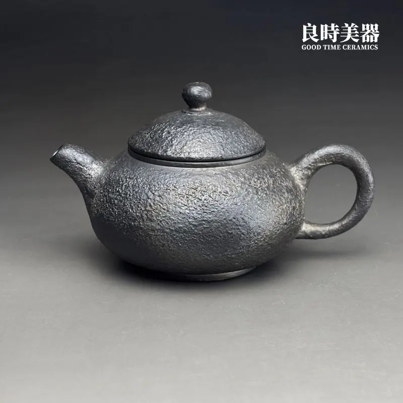 台灣茶器推薦-林永裕手作煙燻黑金岩肌仿鼓壺半手工圓潤把手與背面細節
