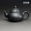 台灣茶具-林永裕手作煙燻黑金扁腹壺-T-LYUB-9正面外觀與細緻弦紋壺身