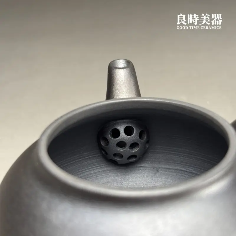 林永裕手作煙燻黑金扁腹壺-110ml單孔內孔與內部細節工藝特寫