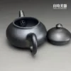 台灣茶器推薦-林永裕手作煙燻黑金扁腹壺流線環形把手與背面細節