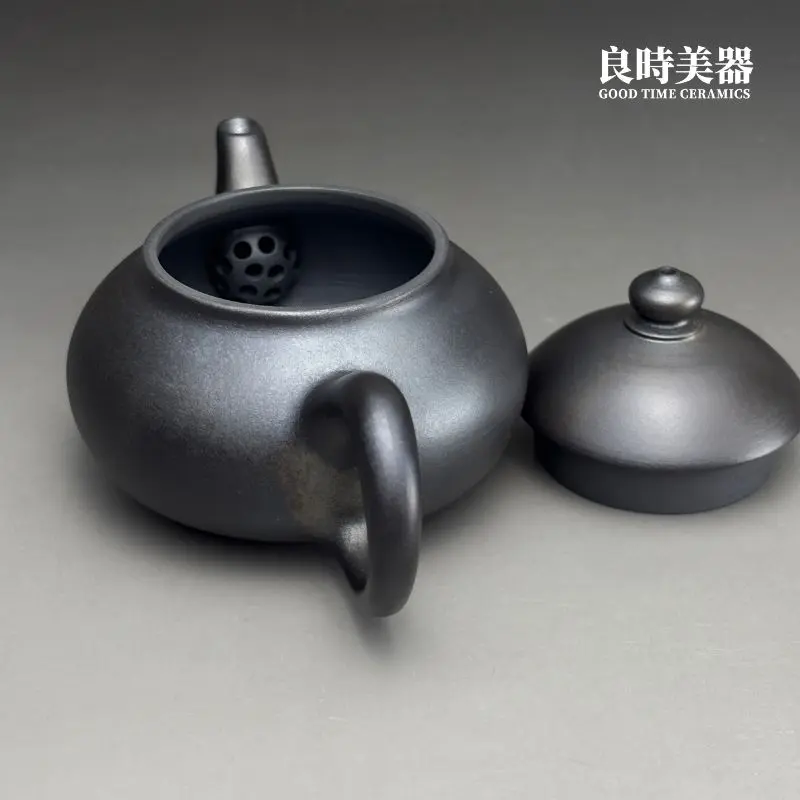 台灣茶器推薦-林永裕手作煙燻黑金扁腹壺流線環形把手與背面細節