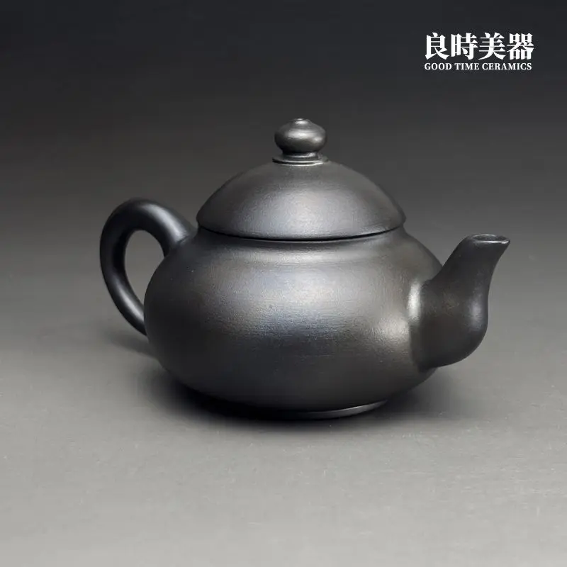 台灣茶具-林永裕手作煙燻黑金扁腹壺煙燻痕跡與一彎壺嘴特寫