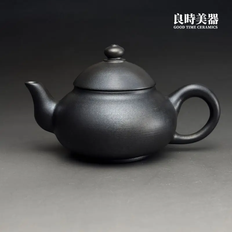 台灣茶具-林永裕手作煙燻黑金扁腹壺-T-LYUB-9正面外觀與細緻弦紋壺身