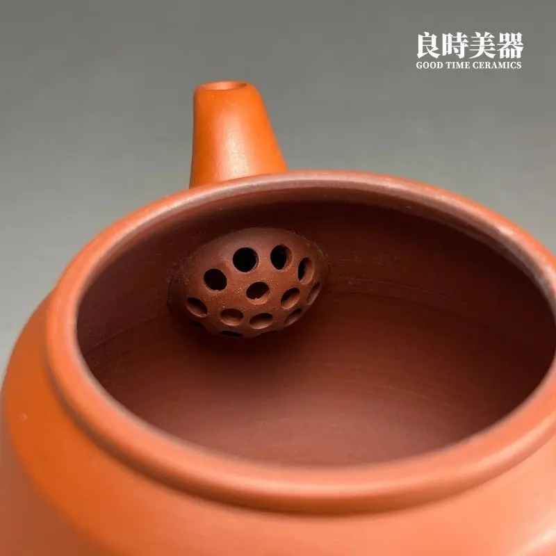 台灣茶具-林永裕手作朱泥茶壺圓拱鈕蓋與氣孔局部特寫