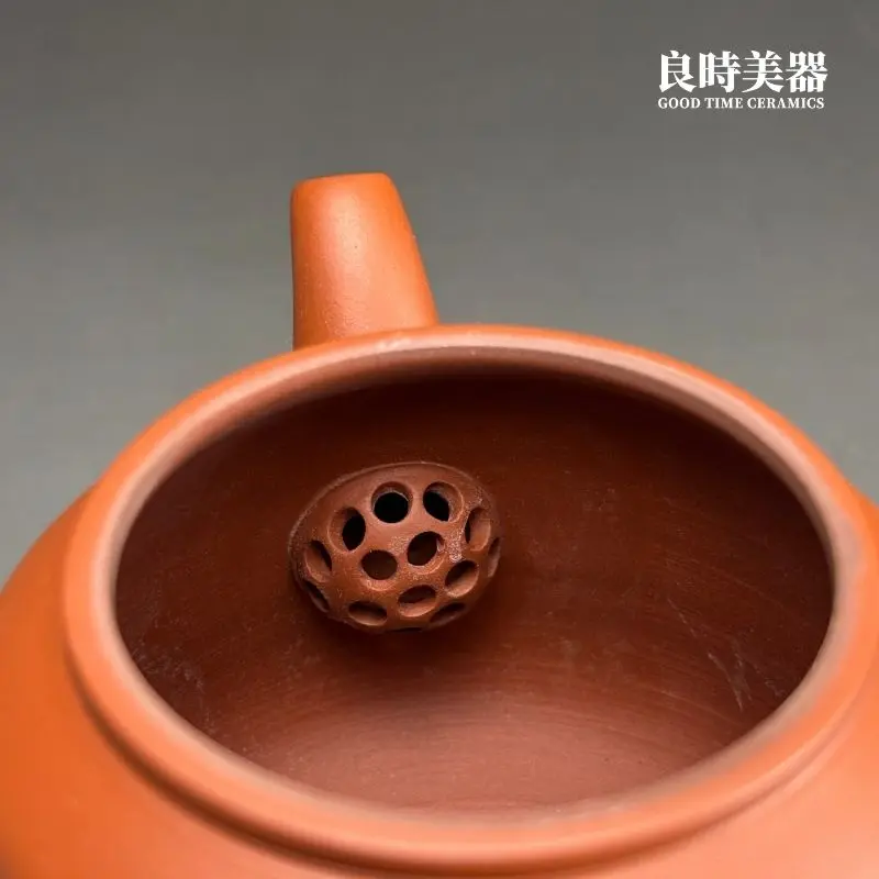 台灣茶具-林永裕手作朱泥茶壺圓拱鈕蓋與氣孔局部特寫