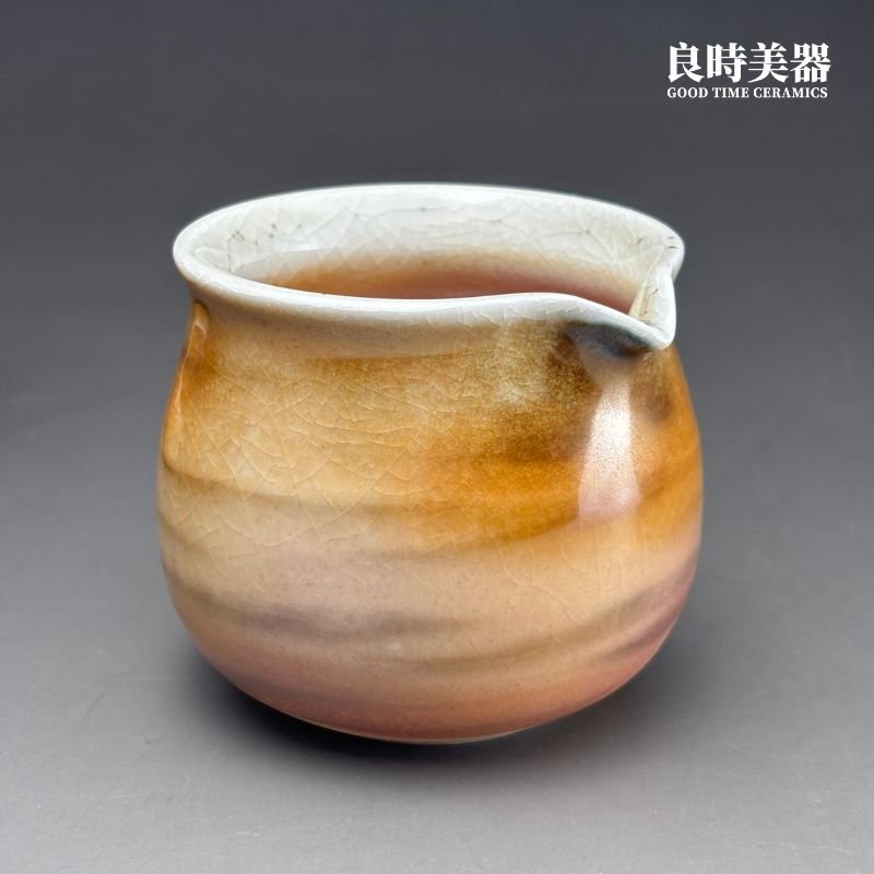 sgg-061-2 (2) 台灣茶具-周聖鈞Sgg-061-2虎紋柴燒茶海160ml大口緣與尖嘴特寫側面