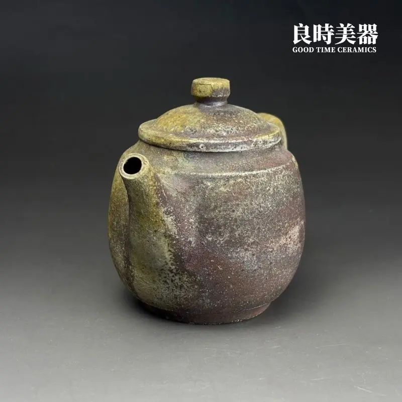 ccz-10 (2) 台灣茶具-張家誌手作柴燒窯變德鐘壺挺拔直流壺嘴與側面造型特寫
