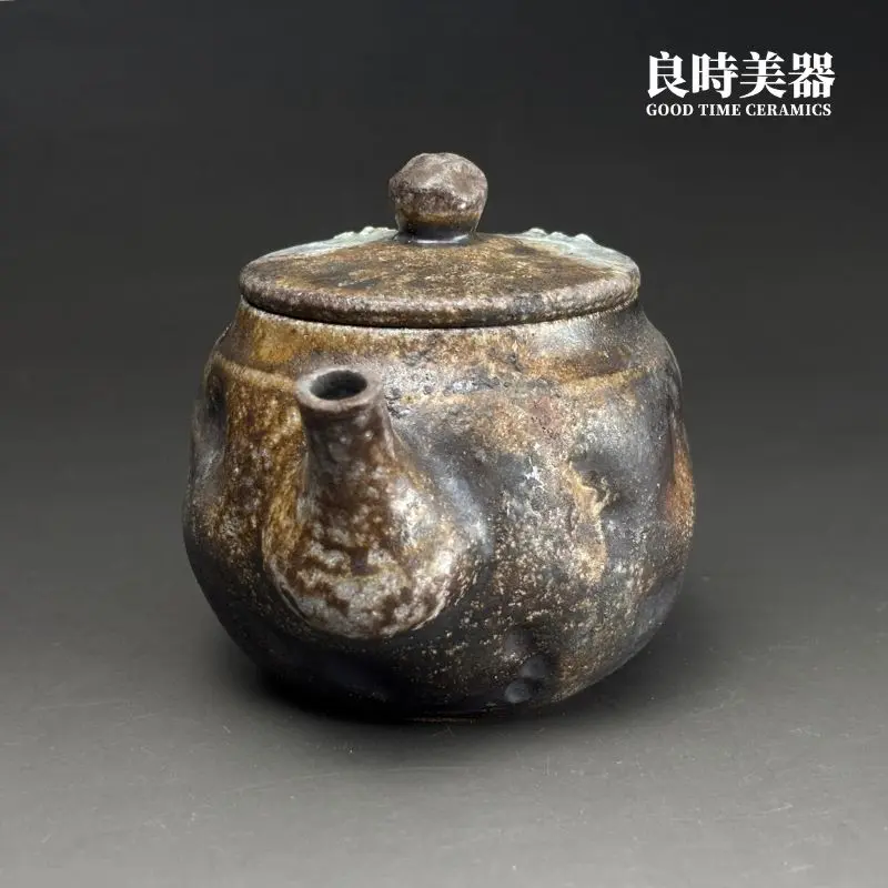 台灣茶具-張家誌手作入炭柴燒壺直流壺嘴與側面造型特寫