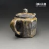 台灣茶器推薦-張家誌手作入炭柴燒壺耳形圓把與背面窯變細節