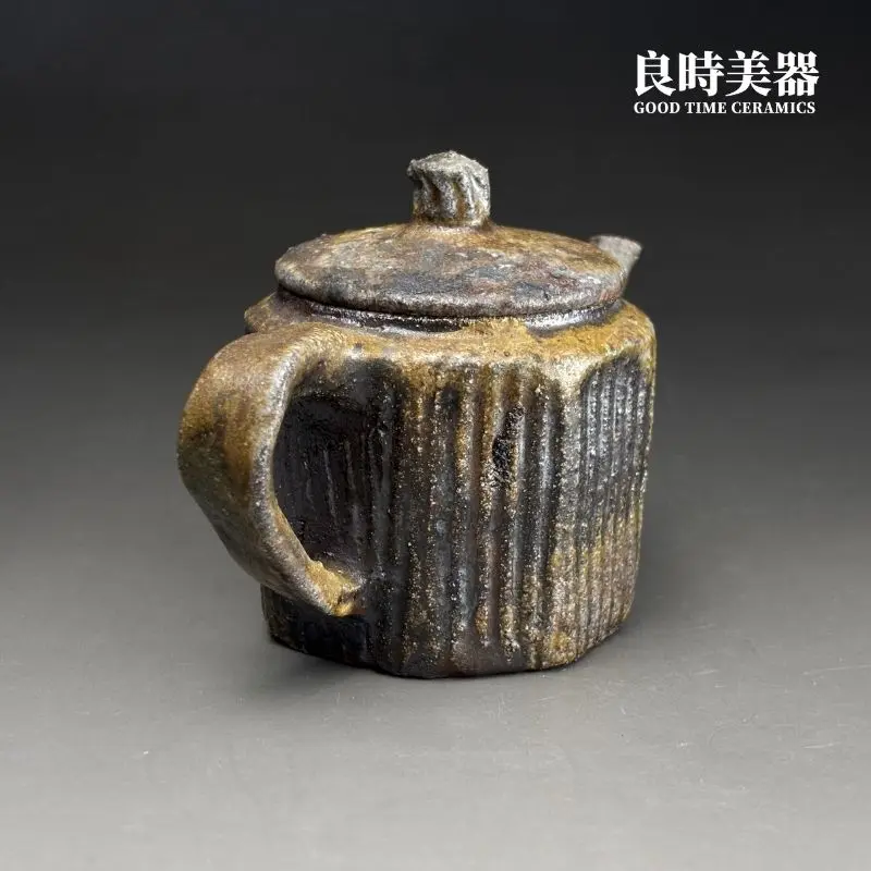 台灣茶器推薦-張家誌手作入炭柴燒壺耳形圓把與背面窯變細節