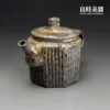 台灣茶具-張家誌手作入炭柴燒壺直流壺嘴與方器側面線條特寫