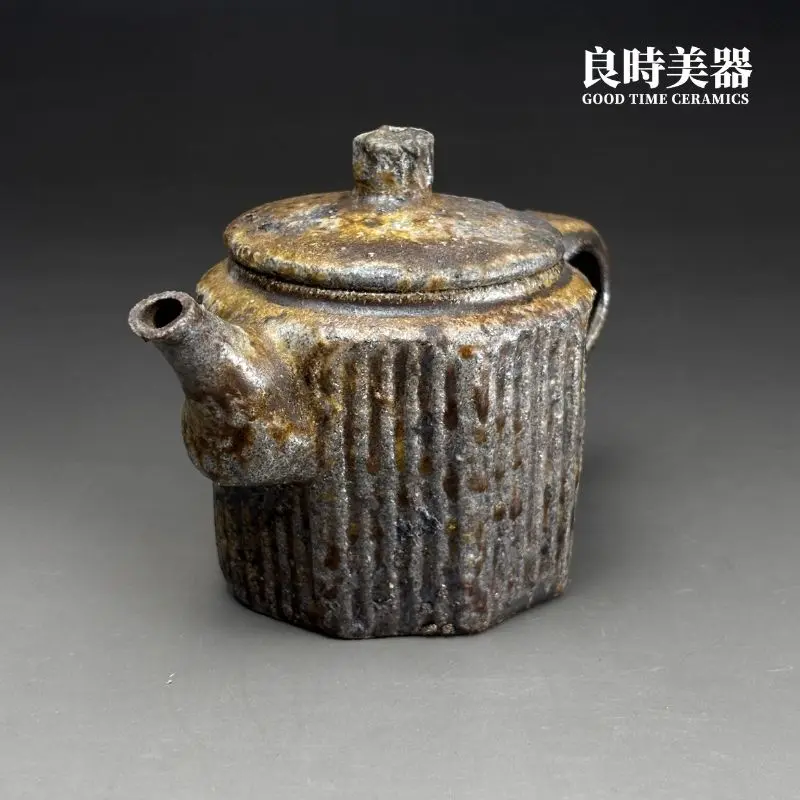 台灣茶具-張家誌手作入炭柴燒壺直流壺嘴與方器側面線條特寫