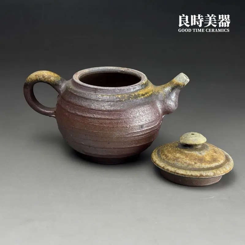 台灣茶器推薦-張家誌手作入炭柴燒壺大口口蓋與紅褐晚霞火痕細節