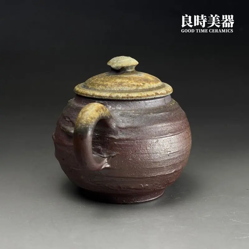 台灣茶具-張家誌手作入炭柴燒壺耳形圓把與背面窯變細節特寫