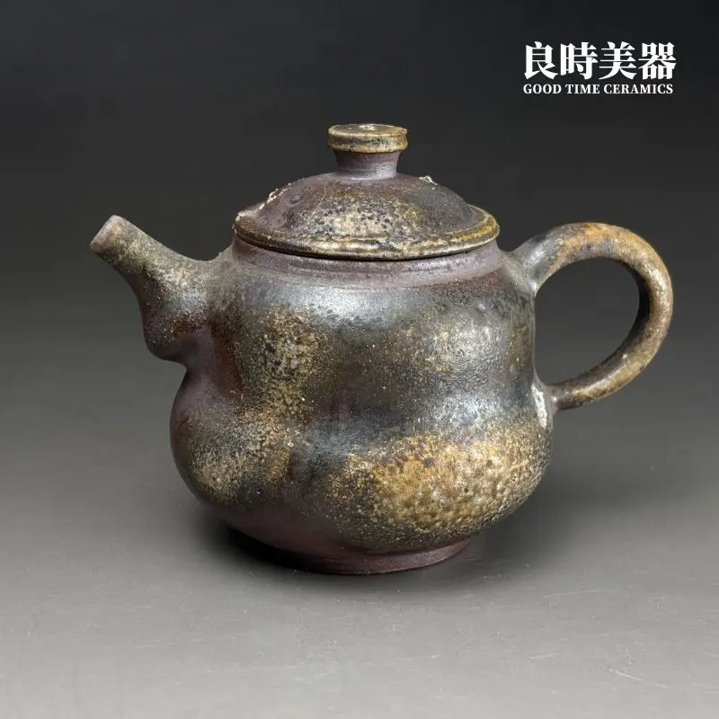 ccz-16 (1) 台灣茶具-張家誌手作入炭柴燒壺-Ccz-16手捏微凹凸肌理與正面外觀