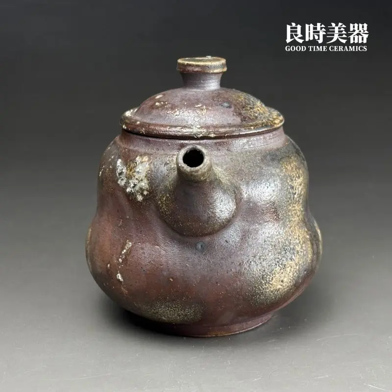 台灣茶器推薦-張家誌手作入炭柴燒壺直流壺嘴與微仰出水細節