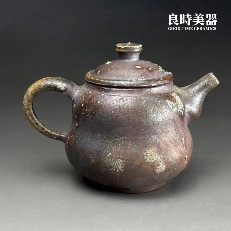 台灣茶具-張家誌手作入炭柴燒壺大口口蓋與白色落灰結晶特寫