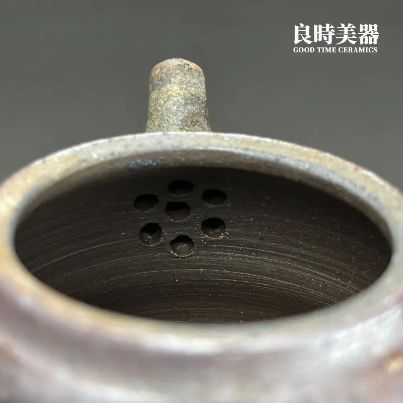 高端台灣茶器-張家誌手作入炭柴燒壺內壁七孔梅花狀濾網細節