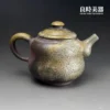 台灣茶具-張家誌手作入炭柴燒壺厚重落灰與另一側深邃炭黑色澤特寫