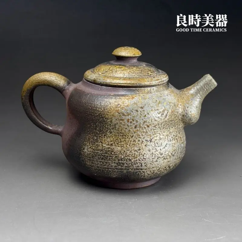 台灣茶具-張家誌手作入炭柴燒壺厚重落灰與另一側深邃炭黑色澤特寫