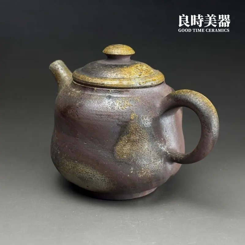 高端台灣茶器-張家誌手作入炭柴燒壺大口口蓋與寬大環形耳把側面視覺