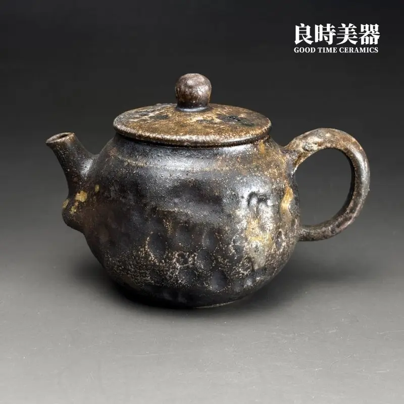 ccz-18 (1) 台灣茶具-張家誌手作入炭柴燒壺-Ccz-18正面外觀與手工凹凸搥痕